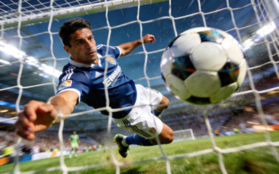 著名足球球星在比赛中精彩进球的瞬间特写